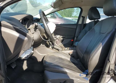 2014 Ford Focus Se z USA, uszkodzony, nr VIN 1FADP3K28EL231527